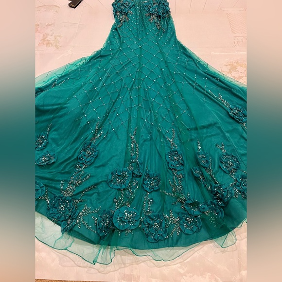 ✨ Terani Couture Emerald Formal Dress! - Picture 4 of 5